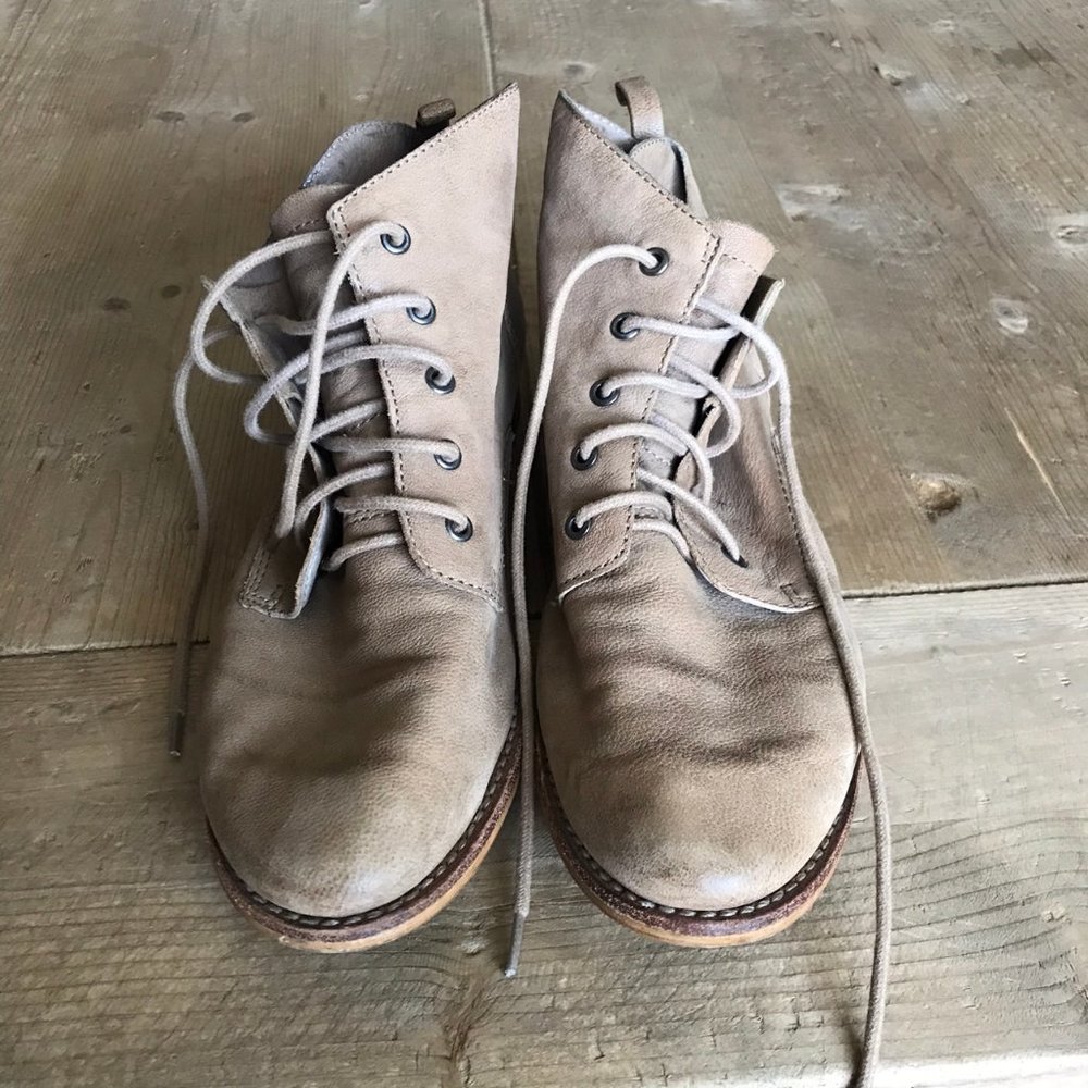 Sam Edelman taupe booties